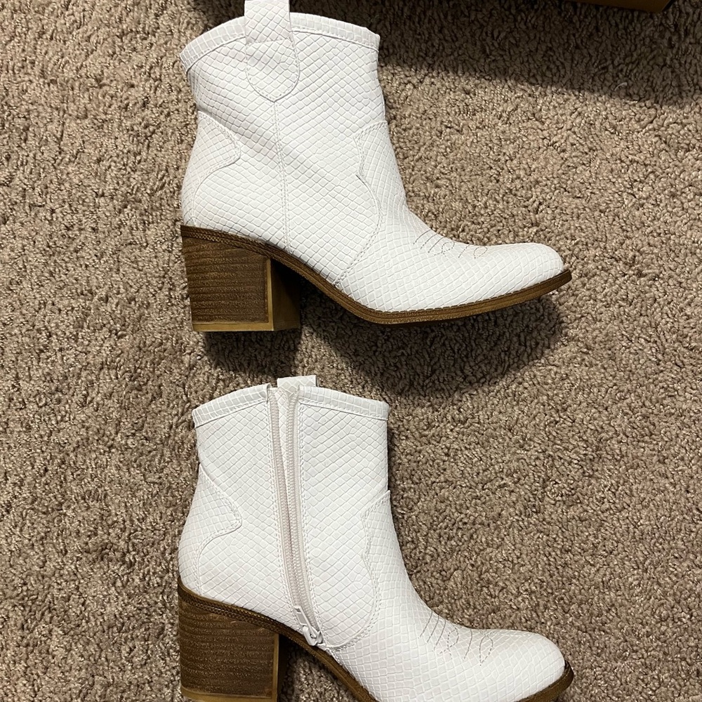 Women's White Textured Low Cut Cowboy Boots